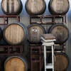 Những thùng rượu vang tại một nhà máy rượu của Israel ở khu định cư Psagot ở Bờ Tây. (Nguồn: AP)