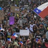 Người dân Chilebiểu tình tại Santiago, kêu gọi cải tổ mô hình phát triển kinh tế, cải thiện các chính sách an sinh xã hội. (Ảnh: AFP/TTXVN)