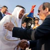Hoàng thái tử UAE Mohammed bin Zayed al-Nahyan và Tổng thống Ai Cập Abdel Fattah El-Sisi tại sân bay quốc tế Cairo, Ai Cập. (Nguồn: thenational.ae)