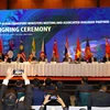 Các Bộ trưởng GTVT ASEAN và các đối tác ký kết hai nghị định thư quan trọng về hàng không giữa các nước ASEAN, và giữa ASEAN với các nước đối tác. (Ảnh: Huy Hùng/TTXVN)