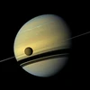 Hình ảnh Sao Thổ và vệ tinh Titan do tàu vũ trụ Cassini của NASA chụp ngày 31/8/2012. (Ảnh: AFP/TTXVN)