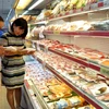 Người tiêu dùng mua thịt lợn tại siêu thị Hapro Mart Thanh Xuân, Hà Nội. (Ảnh: TTXVN)