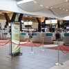 Cảnh vắng vẻ tại khu vực đăng ký của sân bay quốc tế O.R. Tambo ở Johannesburg ngày 15/11/2019, sau khi các nhân viên của hãng hàng không quốc gia Nam Phi South African Airways (SAA) đình công. (Ảnh: AFP/TTXVN)
