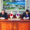 Bộ trưởng Quốc phòng Hàn Quốc Han Min-Koo (phải) và Đại sứ Nhật Bản tại Hàn Quốc Yasumasa Nagamine tại lễ ký Hiệp định bảo mật thông tin quân sự chung (GSOMIA) ở Seoul ngày 23/11/2016. (Ảnh: AFP/TTXVN)