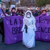 Phụ nữ Pháp tuần hành tại Paris phản đối tình trạng bạo hành tình dục. (Ảnh: EPA)