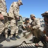Lực lượng trung thành với Chính phủ Đoàn kết dân tộc Libya (GNA) kiểm tra đạn dược trước cuộc giao tranh với lực lượng tự xưng Quân đội quốc gia Libya (LNA) tại khu vực ngoại ô Tripoli, Libya, ngày 8/4/2019. (Ảnh: AFP/TTXVN)