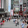 Người dân di chuyển trên đường phố tại Tokyo, Nhật Bản, ngày 8/8/2019. (Ảnh: AFP/TTXVN)