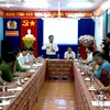 Phó Chủ tịch chuyên trách Ủy ban An toàn giao thông Quốc gia Khuất Việt Hùng chỉ đạo công tác khắc phục hậu quả của vụ tai nạn. (Ảnh: Phước Ngọc/TTXVN)