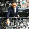 Giáo sư Akira Furusawa tại Đại học Tokyo tìm cách chế tạo một thiết bị lượng tử có thể làm việc ở nhiệt độ phòng. (Nguồn: asia.nikkei.com)