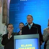 Tổng thống Romania Klaus Iohannis (giữa, phía trước) bên những người ủng hộ sau khi kết quả thăm dò cuộc bầu cử Tổng thống được công bố, tại Bucharest ngày 24/11/2019. (Ảnh: THX/TTXVN)