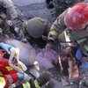Lực lượng cứu hộ giải cứu nạn nhân mắc kẹt trong đống đổ nát sau trận động đất tại Thumane, Albania, ngày 26/11/2019. (Ảnh: AFP/TTXVN)