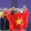 Vận động viên Vương Thị Huyền và đồng đội ăn mừng chiến thắng. (Ảnh: Hoàng Linh/TTXVN)