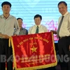 Bí thư Tỉnh ủy Nguyễn Mạnh Hiển trao Cờ thi đua cho các đơn vị có thành tích xuất sắc trong phòng trào "Cả nước thi đua xây dựng nông thôn mới". (Nguồn: haiduong.gov.vn)