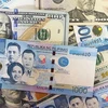 Đồng peso của Chile và đồng đôla Mỹ. (Ảnh: VOA News/TTXVN)