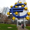 Biểu tượng đồng euro tại Frankfurt, Đức. (Ảnh: THX/TTXVN)