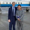Đại diện đặc biệt của Bộ Ngoại giao Mỹ về Iran Brian Hook (trái) đón nhà nghiên cứu người Mỹ gốc Hoa Xiyue Wang vừa được Iran trả tự do, tại Thụy Sĩ ngày 7/12/2019. (Ảnh: AFP/TTXVN)
