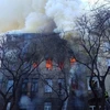 Khói lửa bốc lên từ trường Đại học Kinh tế - luật và Nhà hàng khách sạn Odessa ở tỉnh Odessa, miền Nam Ukraine trong vụ hỏa hoạn ngày 4/12/2019. (Ảnh: Kyiv Post/TTXVN)
