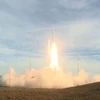 Ảnh chụp màn hình video ngày 12/12/2019 do Bộ Quốc phòng Mỹ phát hành cho thấy một tên lửa đạn đạo được phóng từ căn cứ không quân Vandenberg, Calif. (Nguồn:AFP)