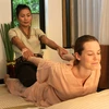 Massage trị liệu truyền thống của Thái Lan. (Nguồn: coconuts.co)