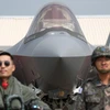Các binh sỹ Hàn Quốc trước một máy bay chiến đấu tàng hình F-35A. (Ảnh: Bloomberg)