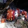 Lực lượng cứu hộ tìm kiếm nạn nhân dưới đống đổ nát của ngôi nhà bị đổ sập sau trận động đất ở tỉnh Tứ Xuyên, Trung Quốc, ngày 18/6/2019. (Ảnh: AFP/TTXVN)