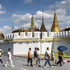 Khách du lịch tham quan Cung điện Hoàng gia Thái Lan ở thủ đô Bangkok. (Ảnh: AFP/TTXVN)