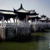 Câu cầu cổ được xây dựng từ năm 1174 ở tỉnh Quảng Đông, Trung Quốc là cây cầu đầu tiên trên thế giới có thể mở và đóng. (Nguồn: THX)