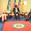 Tổng thống Nam Sudan Salva Kiir (giữa) và thủ lĩnh phe đối lập chính Riek Machar (phải) tại vòng đàm phán hòa bình ở Juba, Nam Sudan, ngày 16/12/2019. (Ảnh: AFP/ TTXVN)
