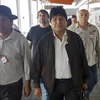 Cựu Tổng thống Bolivia Evo Morales (giữa, hàng đầu) đến sân bay Buenos Aires, Argentina ngày 12/12/2019. (Ảnh: AFP/TTXVN)