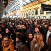 Cảnh hành khách chờ tàu tại nhà ga Gare Saint-Lazare ở thủ đô Paris, Pháp, sau khi nhiều chuyến tàu bị hủy do đình công của ngành vận tải ngày 16/12/2019. (Ảnh: AFP/TTXVN)