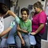 Tiêm vắcxin phòng bệnh sởi, quai bị, rubella cho người dân ở California, Mỹ. (Ảnh: AFP/TTXVN)