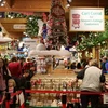 Người dân mua sắm đồ trang trí Giáng sinh tại Frankenmuth, Michigan, Mỹ, ngày 16/11/2019. (Ảnh: THX/TTXVN)