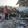 Nhân viên cứu hộ làm nhiệm vụ tại hiện trường vụ rơi máy bay tại Almaty, Kazakhstan, ngày 27/12. (Ảnh: Mirror/TTXVN)