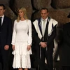 Cố vấn cấp cao Nhà Trắng Jared Kushner (trái) cùng phu nhân Ivanka Trump thăm Viện bảo tàng tưởng niệm các nạn nhân Do Thái bị Đức quốc xã thảm sát trong Thế chiến II, tại Jerusalem ngày 23/5/2017. (Ảnh: AFP/TTXVN)