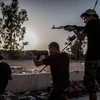 Các tay súng ủng hộ Chính phủ được LHQ bảo trợ xung đột với lực lượng nổi dậy Quân đội quốc gia Libya (LNA) tại Tripoli ngày 20/8/2019. (Ảnh: THX/TTXVN)