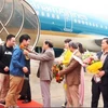 Các du khách đầu tiên đến Quảng Bình trong ngày đầu năm mới 2020 trên chuyến bay VN1400 của Hãng Hàng không Vietnam Airlines. (Ảnh: Võ Dung/TTXVN)
