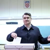 Ứng cử viên Tổng thống của đảng Dân chủ Xã hội Croatia, cựu Thủ tướng Zoran Milanovic, bỏ phiếu trong cuộc bầu cử Tổng thống tại điểm bầu cử ở Zagreb, ngày 22/12/2019. (Ảnh: THX/TTXVN)