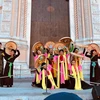 Hiệp hội Nhịp cầu Italy-Việt Nam tại Bologna biểu diễn múa nón quai thao "Về Kinh Bắc". (Ảnh: Hải Linh/Vietnam+)