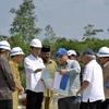 Tổng thống Indonesia Joko Widodo (thứ 3, trái) cùng các quan chức thị sát khu vực Bukit Soeharto Tahura thuộc tỉnh Đông Kalimantan, nơi được chọn để đặt thủ đô mới của nước này. (Ảnh: AFP/TTXVN)