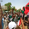 Người biểu tình Sudan hô vang khẩu hiệu trong một cuộc đối thoại bên ngoài trụ sở quân đội ở thủ đô Khartoum ngày 1/5/2019. (Nguồn: AFP)
