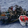Lực lượng thực thi pháp luật bắt giữ một toán cướp biển trên vịnh Guinea thuộc khu vực Tây Phi. (Ảnh: TTXVN phát)