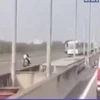 [Video] Thót tim nhìn cặp nam nữ đùa giỡn với tử thần trên cao tốc