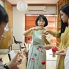 Cô Shuto Mika hướng dẫn sinh viên tập trò chơi truyền thống Nhật Bản. (Ảnh: Minh Sơn/Vietnam+)