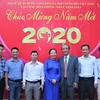 Đại sứ Việt Nam tại Tanzania Nguyễn Kim Doanh và lãnh đạo Công ty Halotel tại Tết Cộng đồng mừng Xuân Canh Tý 2020. (Ảnh: Đình Lượng/TTXVN)