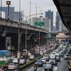 Các phương tiện di chuyển trên đường phố Bangkok, Thái Lan. (Ảnh: AFP/TTXVN)