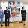 Đại sứ Việt Nam tại Ukraina Nguyễn Anh Tuấn tặng ảnh Bác Hồ cho nhà trường. (Ảnh:Bùi Duy Trinh/TTXVN)