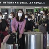 Hành khách đeo khẩu trang phòng lây nhiễm virus corona tại sân bay quốc tế Los Angeles ở California, Mỹ, ngày 29/1/2020. (Ảnh: AFP/TTXVN)