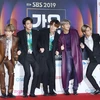 Các thành viên ban nhạc BTS tại lễ trao giải thưởng âm nhạc ở Seoul, Hàn Quốc. (Ảnh: YONHAP/TTXVN)