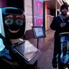 Robot trên Quảng trường Thời đại ở New York cung cấp thông tin về nCoV