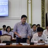 Đại diện Công viên Phần mềm Quang Trung trao đổi về vấn đề an toàn thông tin khi triển khai Đề án. (Ảnh: Tiến Lực/TTXVN)
